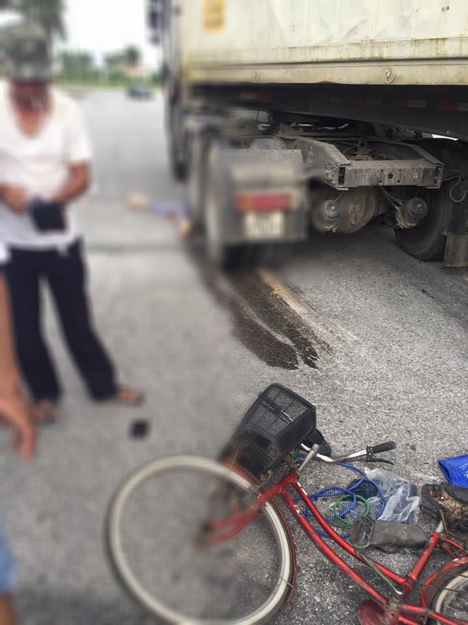 hai duong cu gia di xe dap tu vong tai cho sau khi bi cuon vao gam xe tai