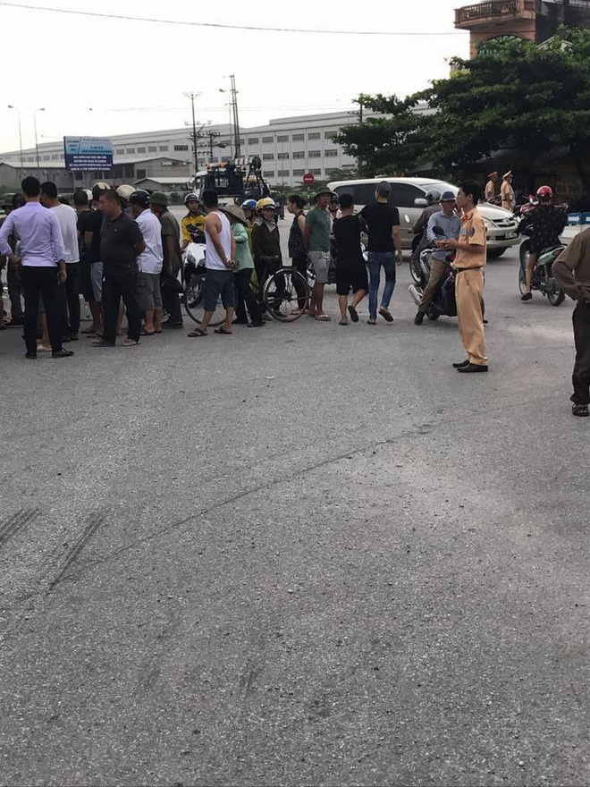 hai duong cu gia di xe dap tu vong tai cho sau khi bi cuon vao gam xe tai