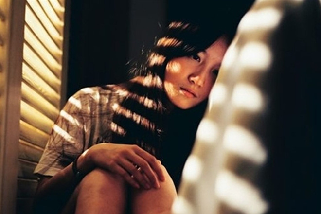 dau long khi thay tam anh khac phia sau anh cuoi cua hai vo chong