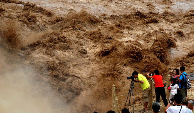 nguoi dan do xo di xem thac nuoc tren song hoang ha noi con thinh no mua lu