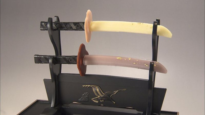 moi nguoi cu tuong nguoi nhat dang nuot kiem katana nhung that ra ho an kem