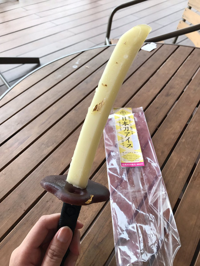 moi nguoi cu tuong nguoi nhat dang nuot kiem katana nhung that ra ho an kem