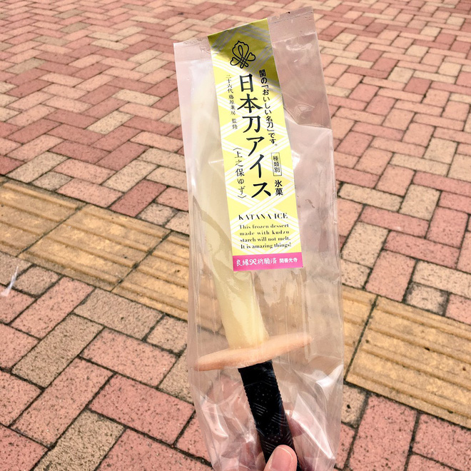 moi nguoi cu tuong nguoi nhat dang nuot kiem katana nhung that ra ho an kem