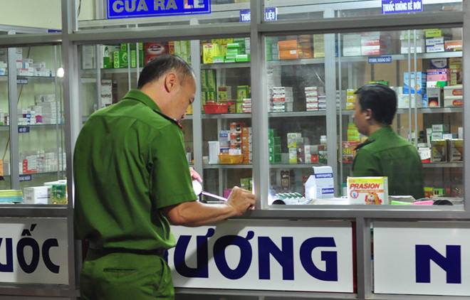 camera ghi lai canh nam thanh nien bit mat vao tiem thuoc sat hai co gai