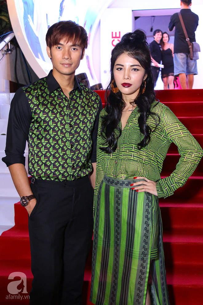 hoa hau ky duyen xuat hien voi vay khoet co sau khoe eo thon tren tham do chung ket the face