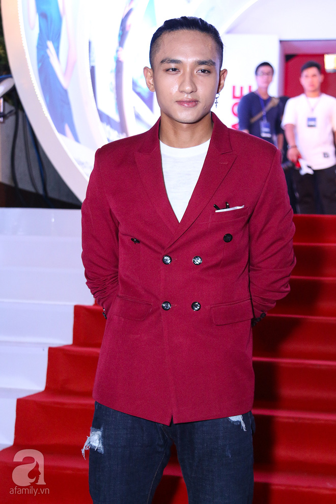 hoa hau ky duyen xuat hien voi vay khoet co sau khoe eo thon tren tham do chung ket the face