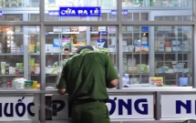 video hai hung ong gia lao ra giua quoc lo dong duc chan dau o to de xin deu