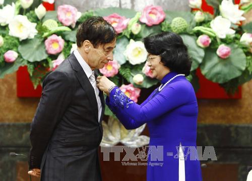 trao tang giao su odon vallet huan chuong huu nghi
