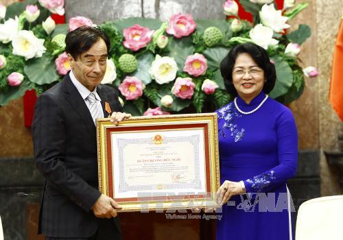 trao tang giao su odon vallet huan chuong huu nghi