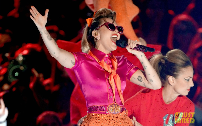 miley cyrus tha rong tao bao so nguc vu cong tren san khau mtv vmas 2017