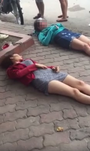 ha noi di bo qua duong hai nguoi phu nu bi xe may tong nam dong tren pho xa dan