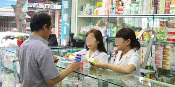 mot tiem thuoc 2 vi khach nam nguoi vet tien mua thuoc bo cho vo nguoi hoi thuoc tranh thai 15 nghin con che dat