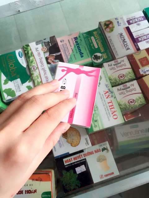 mot tiem thuoc 2 vi khach nam nguoi vet tien mua thuoc bo cho vo nguoi hoi thuoc tranh thai 15 nghin con che dat