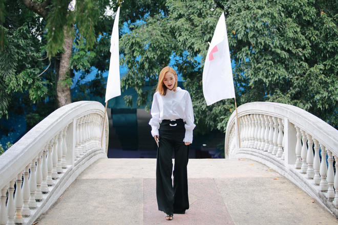 minh hang rang ro trao qua cho cac em hoc sinh ngheo vuot kho