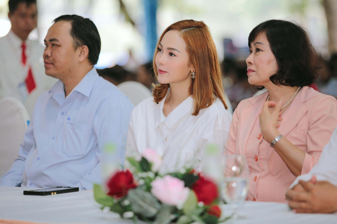 minh hang rang ro trao qua cho cac em hoc sinh ngheo vuot kho