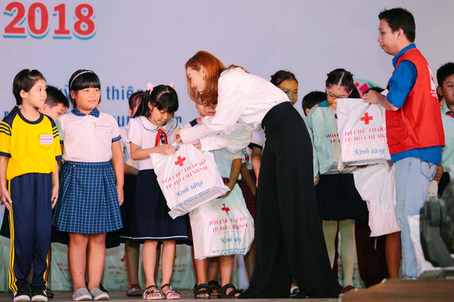 minh hang rang ro trao qua cho cac em hoc sinh ngheo vuot kho
