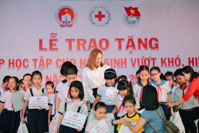 minh hang rang ro trao qua cho cac em hoc sinh ngheo vuot kho