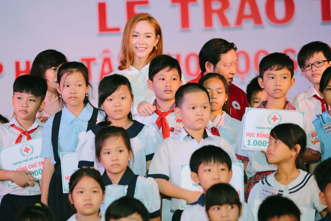 minh hang rang ro trao qua cho cac em hoc sinh ngheo vuot kho