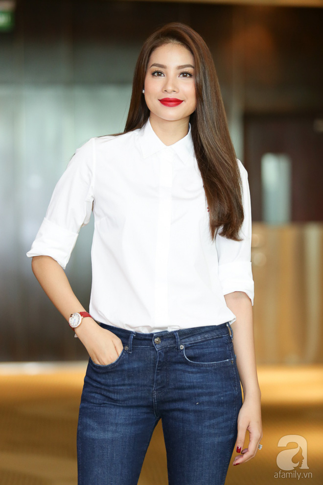 dien ao so mi trang thanh thoat pham huong van thu hut moi anh nhin