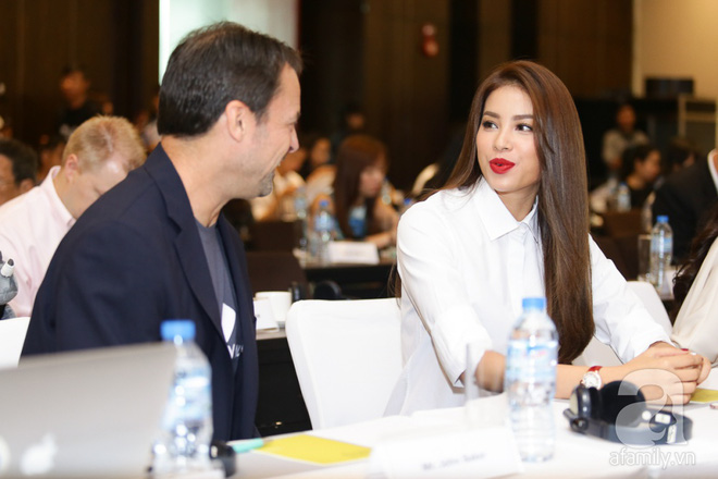 dien ao so mi trang thanh thoat pham huong van thu hut moi anh nhin