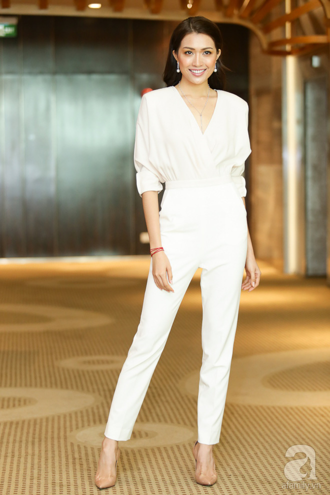 dien ao so mi trang thanh thoat pham huong van thu hut moi anh nhin