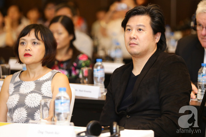 dien ao so mi trang thanh thoat pham huong van thu hut moi anh nhin