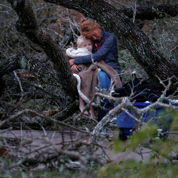 giua cuong quay sieu bao harvey nhieu nguoi dan my van chung tay lam mot viec khien the gioi ne phuc