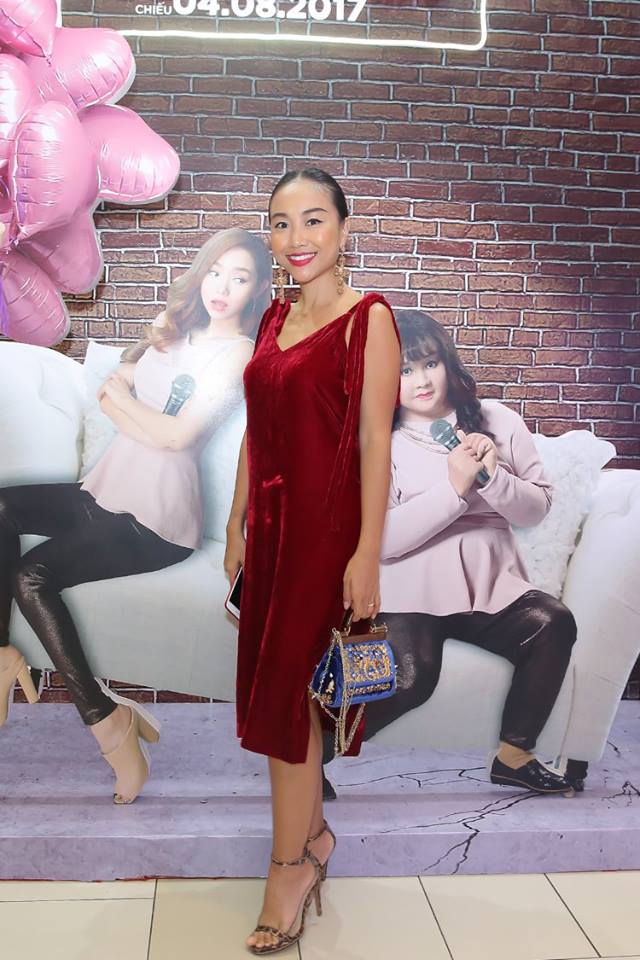 ru nhau khoe dang sieu nong bong nhung ngoc trinh va vu ngoc anh van lot top sao mac kem duyen trong thang 8