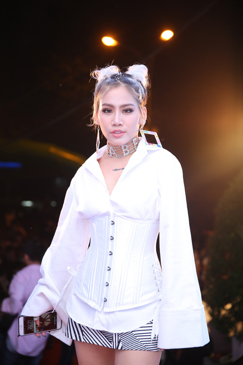 ru nhau khoe dang sieu nong bong nhung ngoc trinh va vu ngoc anh van lot top sao mac kem duyen trong thang 8