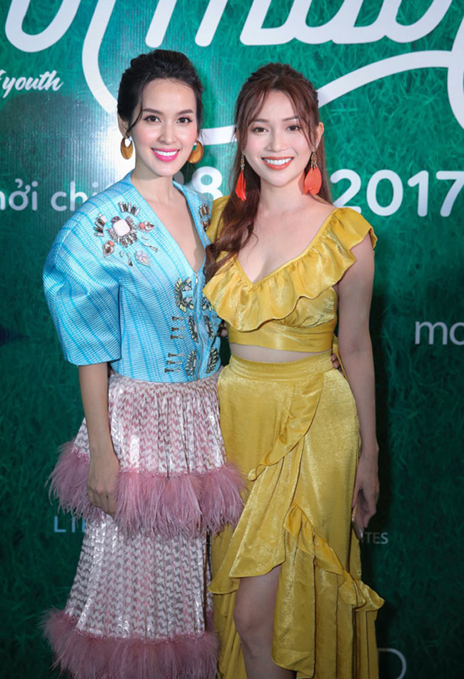 ru nhau khoe dang sieu nong bong nhung ngoc trinh va vu ngoc anh van lot top sao mac kem duyen trong thang 8