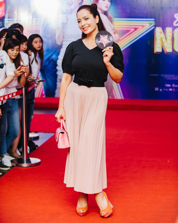ru nhau khoe dang sieu nong bong nhung ngoc trinh va vu ngoc anh van lot top sao mac kem duyen trong thang 8