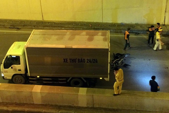 ha noi nam thanh nien bi xe tai cuon vao gam tu vong khi di qua ham kim lien