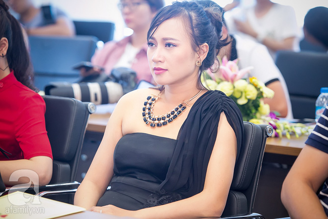 khanh linh khoe kheo vai tran trong vay den goi cam