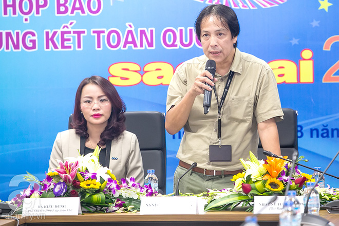 khanh linh khoe kheo vai tran trong vay den goi cam