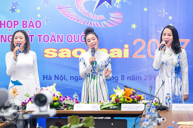 khanh linh khoe kheo vai tran trong vay den goi cam