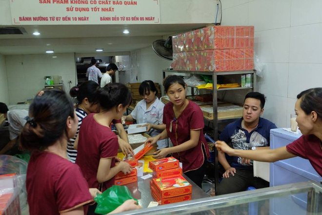 truoc ngay nghi le 29 nguoi ha noi xep hang mua banh trung thu bao phuong den tan khuya