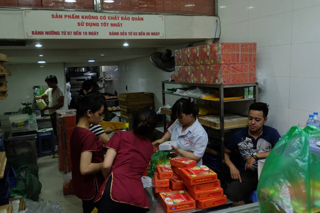 truoc ngay nghi le 29 nguoi ha noi xep hang mua banh trung thu bao phuong den tan khuya