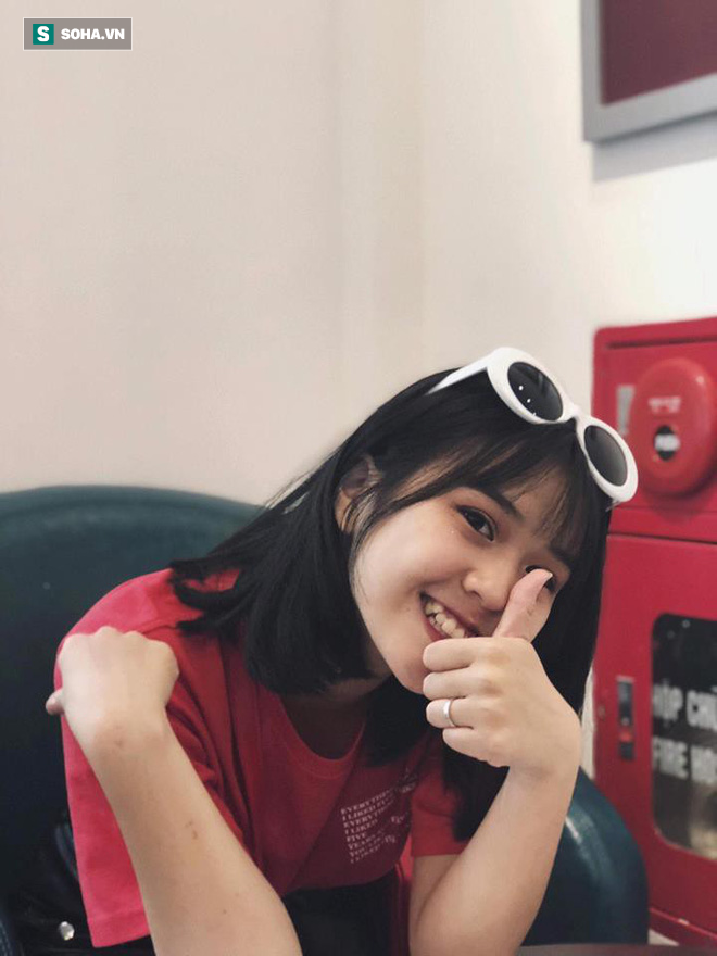 khoanh khac cuoi lo rang khenh nu sinh ha noi hut bao anh nhin cua nguoi xung quanh