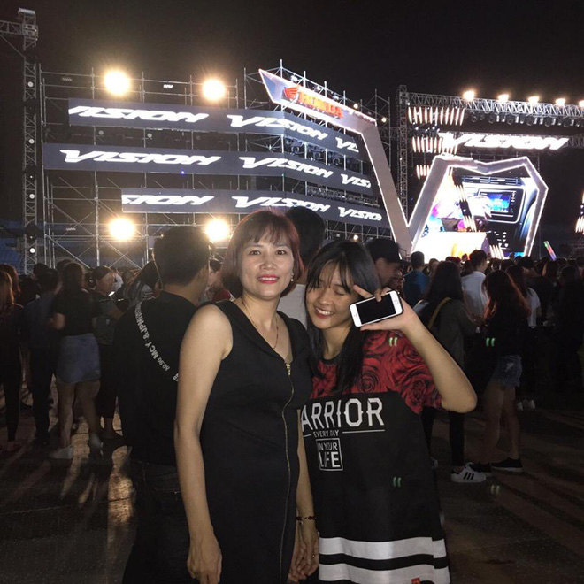 khoanh khac cuoi lo rang khenh nu sinh ha noi hut bao anh nhin cua nguoi xung quanh