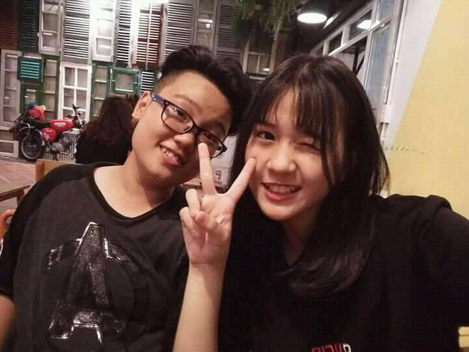 khoanh khac cuoi lo rang khenh nu sinh ha noi hut bao anh nhin cua nguoi xung quanh