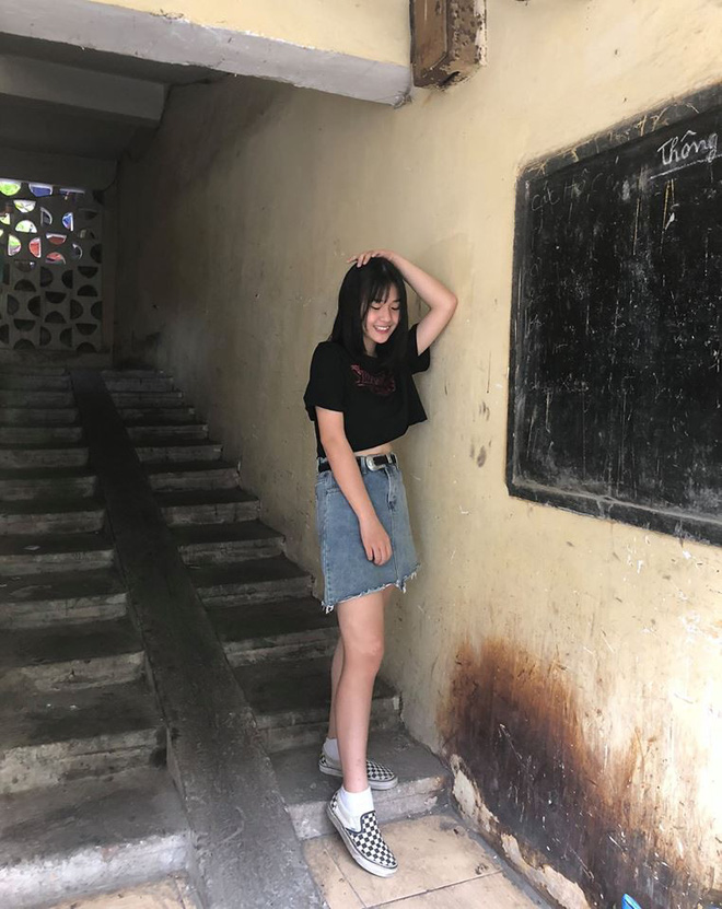 khoanh khac cuoi lo rang khenh nu sinh ha noi hut bao anh nhin cua nguoi xung quanh