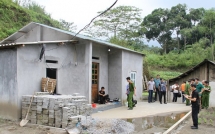 clip boc phot nguoi dan ong gia tan tat de xin tien gay phan no