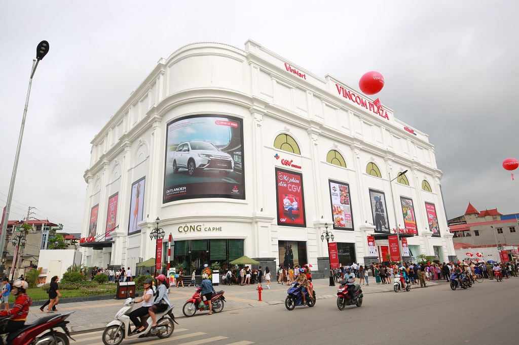 hang chuc ngan nguoi dan thai nguyen nao nuc den vincom ngay khai truong