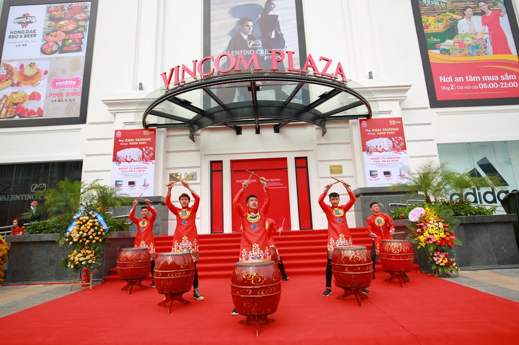 hang chuc ngan nguoi dan thai nguyen nao nuc den vincom ngay khai truong
