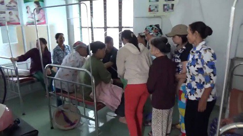 hai phong phat hien be trai so sinh con nguyen day ron dang khoc trong tui nilon ven duong