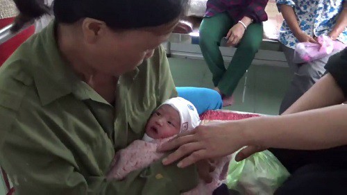 hai phong phat hien be trai so sinh con nguyen day ron dang khoc trong tui nilon ven duong