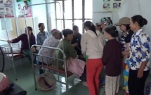 hai phong phat hien be trai so sinh con nguyen day ron dang khoc trong tui nilon ven duong