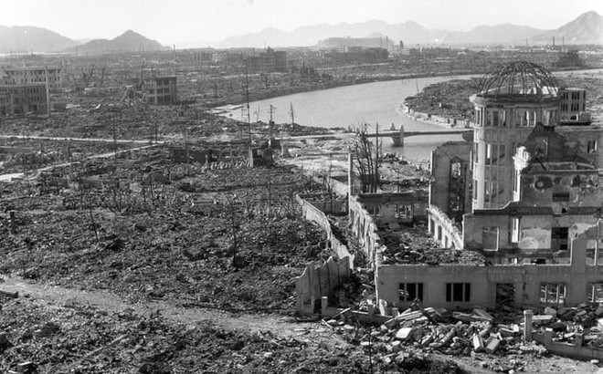 bong den tren da am anh nhung nguoi boc hoi trong nhay mat duoi cau lua bom nguyen tu