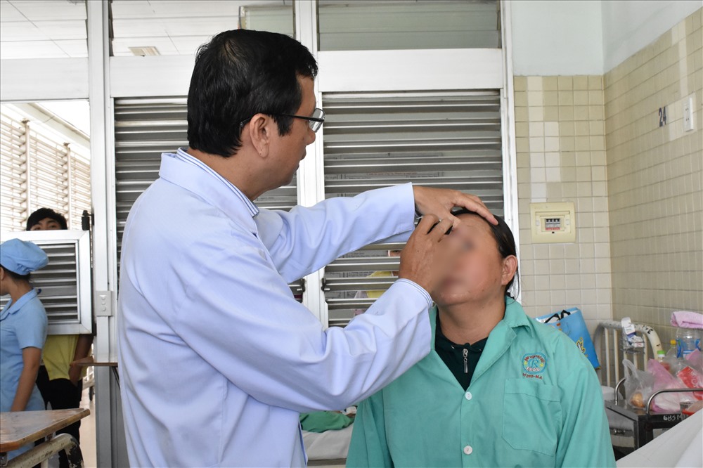 lan dau tien thuc hien thanh cong ghep giac mac cung luc voi dat thuy tinh the nhan tao