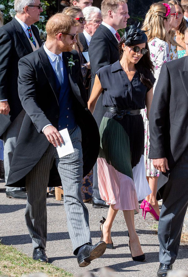 khong chi la pha luat don thuan lan dau tien ke tu khi lam cong nuong meghan markle mac phai loi trang phuc nghiem trong the nay